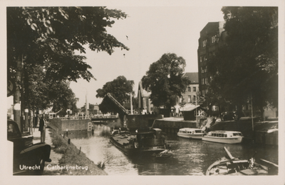 865011 Gezicht op de Stadsbuitengracht te Utrecht met op de voorgrond de Catharijnebrug, vanaf de Catharijnesingel, met ...